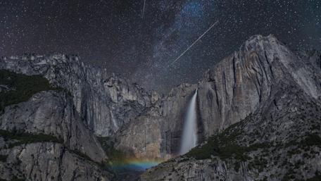 Milky Way Over Yosemite Falls: Nighttime Splendor in 4K wallpaper