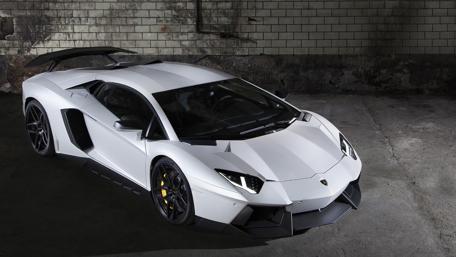 Sleek White Lamborghini in Urban Setting wallpaper