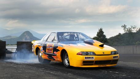 Vintage Renault on the Track in Action wallpaper