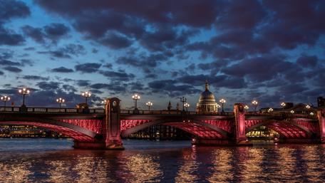 London Bridge over River Thames at night wallpaper