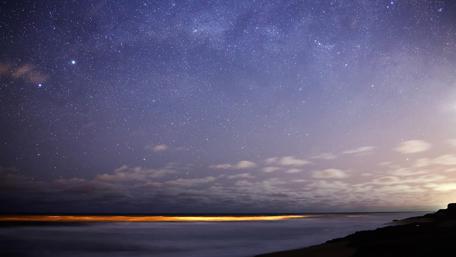Starry Horizon Over the Tranquil Sea wallpaper