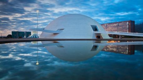 Stunning Urban Reflection at Dusk wallpaper