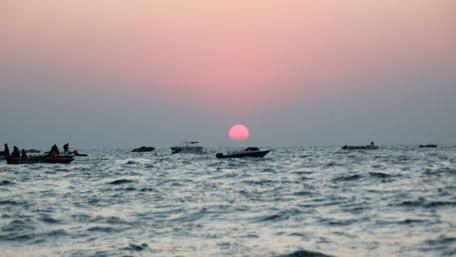 Serene Sunset Over Goa Beach Waves wallpaper