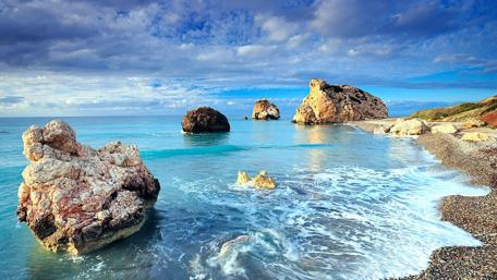 Tranquil Shores of a Magnificent Beach Scene wallpaper