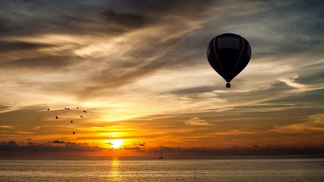 Serene Sunset with a Hot Air Balloon wallpaper