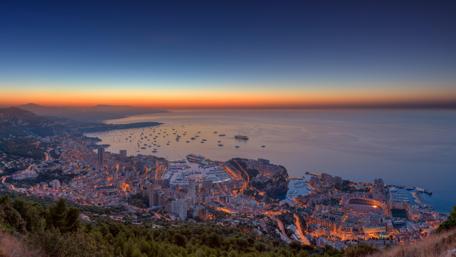 Stunning Twilight Over Coastal Cityscape wallpaper