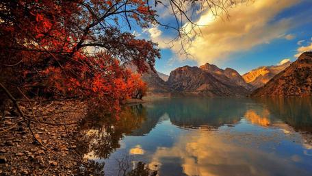 Serene Autumn Reflection in Nature wallpaper