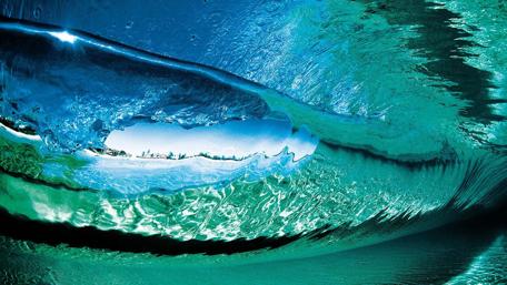 Mesmerizing Wave Crashing in 4K wallpaper