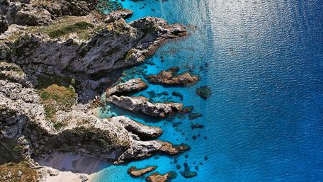 Breathtaking Coastal View with Turquoise Waters and Rocky Shores wallpaper
