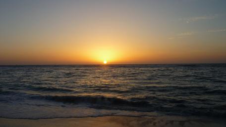 Golden Horizon at Sunset Over Waves wallpaper
