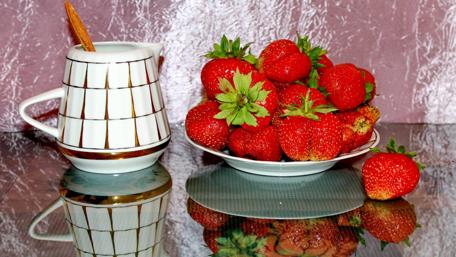 Fresh and Juicy Strawberries in a Stylish Setting wallpaper