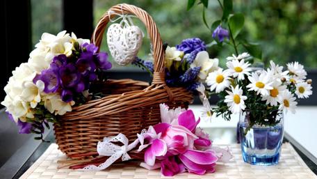 Elegant Floral Arrangement on Tabletop Display wallpaper