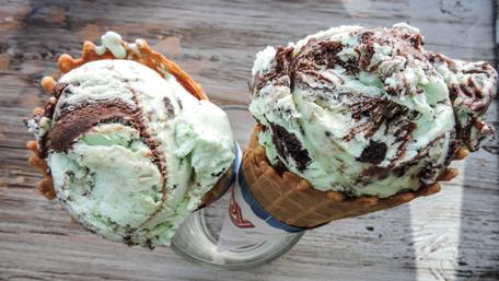 Delicious Mint Chocolate Chip Ice Cream Cones for Dessert Lovers wallpaper