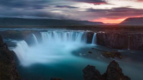 Majestic Waterfall at Dusk wallpaper