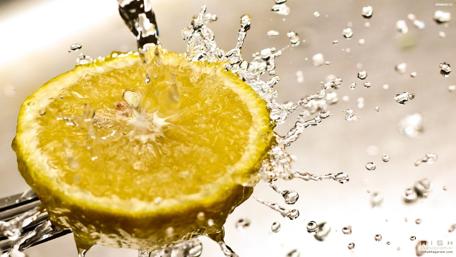 Splashing Lemon Freshness wallpaper