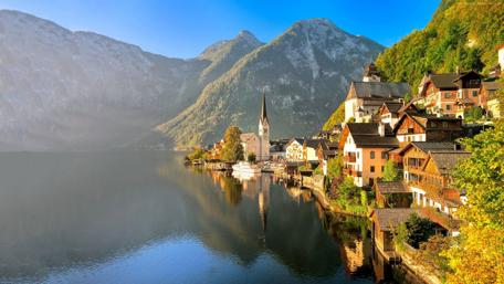 Idyllic Hallstatt Lakeside Village at Dawn wallpaper