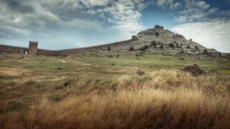 Medieval Majesty in Stunning Crimean Landscape wallpaper