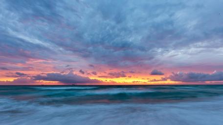 Serene Sunset Over the Ocean Waves wallpaper