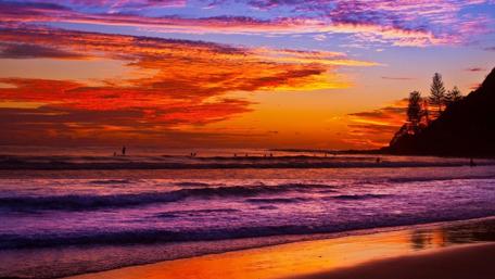 Vibrant Sunset Over Serene Seashore wallpaper