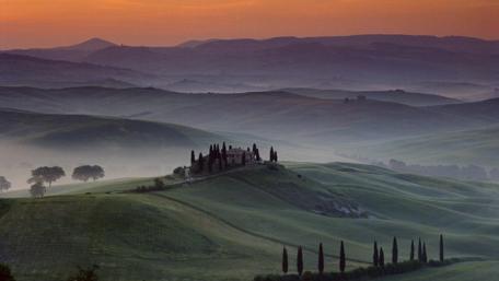 Serene Tuscan Landscape at Dawn wallpaper