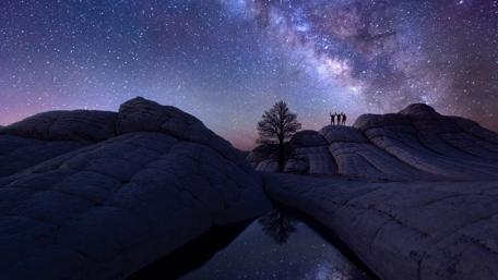Stargazers Under the Milky Way wallpaper