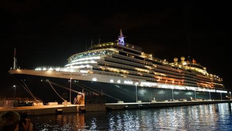 Majestic Queen Mary 2 Illuminated at Night wallpaper