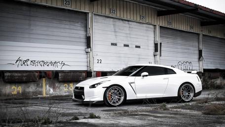 Sleek Nissan GTR R35 in Urban Bliss wallpaper