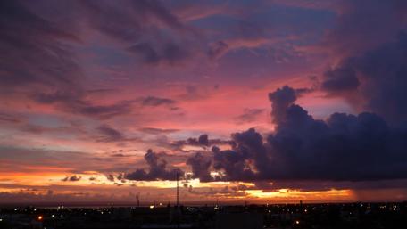 Stunning Sunset Over Urban Skyline wallpaper