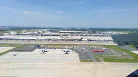 Vast Airport Horizon View wallpaper