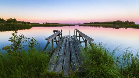 Tranquil Lakeside Pier at Sunset wallpaper
