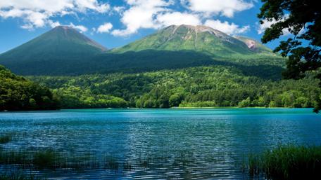 Tranquil Lake and Majestic Mountains Landscape wallpaper