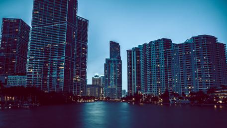 Miami's Illuminated Skyline at Twilight wallpaper