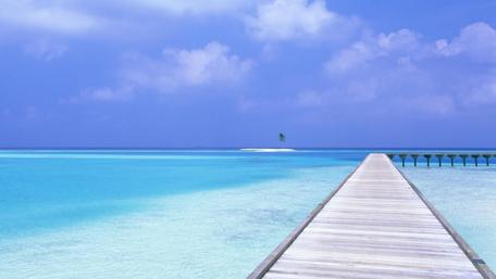 Tranquil Pier Over Crystal Clear Waters wallpaper