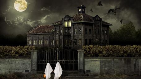 A Spooky Halloween Night at the Haunted House wallpaper