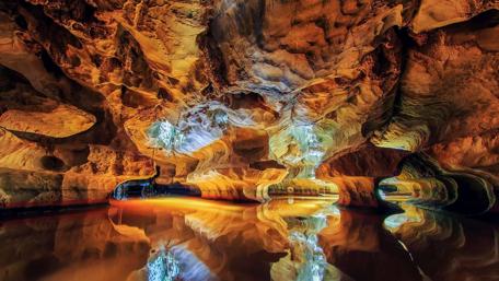 Mystical Reflections in Son Tra Cave wallpaper