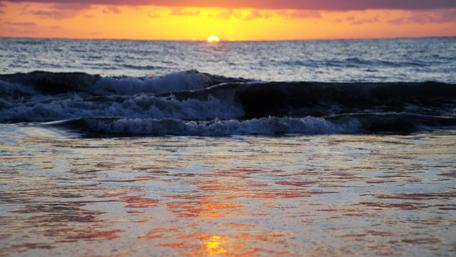 Serene Sunrise Over Ocean Waves wallpaper