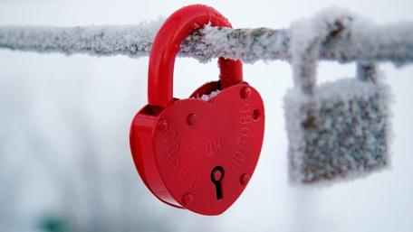 Love Locked in Winter's Embrace wallpaper