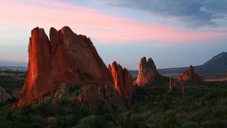 Majestic Red Rock Formations at Dusk wallpaper