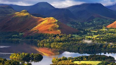 Majestic Mountain Reflections in a Serene Lake wallpaper