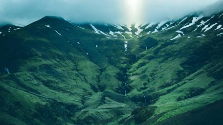 Majestic Highland Mountains in Cloudy Serenity wallpaper