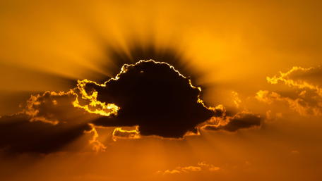 Golden Sunset with Radiant Clouds wallpaper
