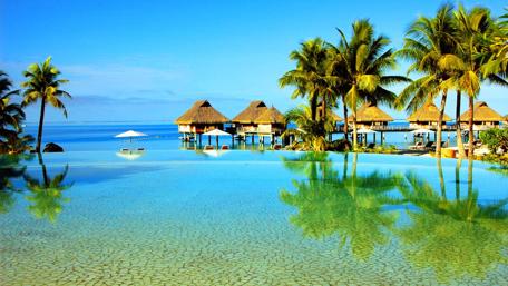 Tropical Paradise: Oceanfront Bliss with Reflective Pools wallpaper