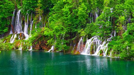 Beutiful waterfall at Plitvice Lakes National Park, Croatia wallpaper