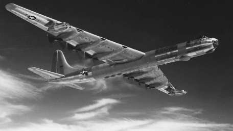 Vintage US Bomber in Flight wallpaper