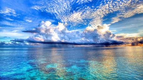 Serene Ocean Skies Under a Colorful Horizon wallpaper