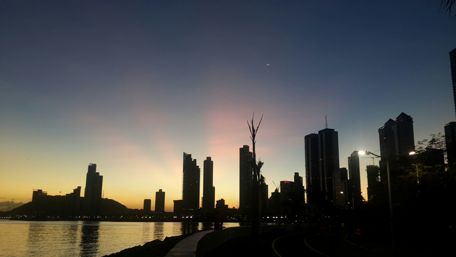 Stunning Sunset Over Panama City Skyline wallpaper