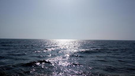 Serene Ocean Reflection Under Bright Sunshine wallpaper