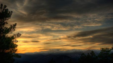 Majestic Evening Glow Over Mountain Peaks wallpaper