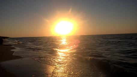 Golden Sunset Over Tranquil Waves wallpaper