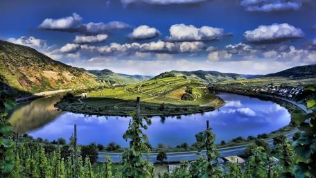 Tranquil Reflections in a Serene Landscape wallpaper
